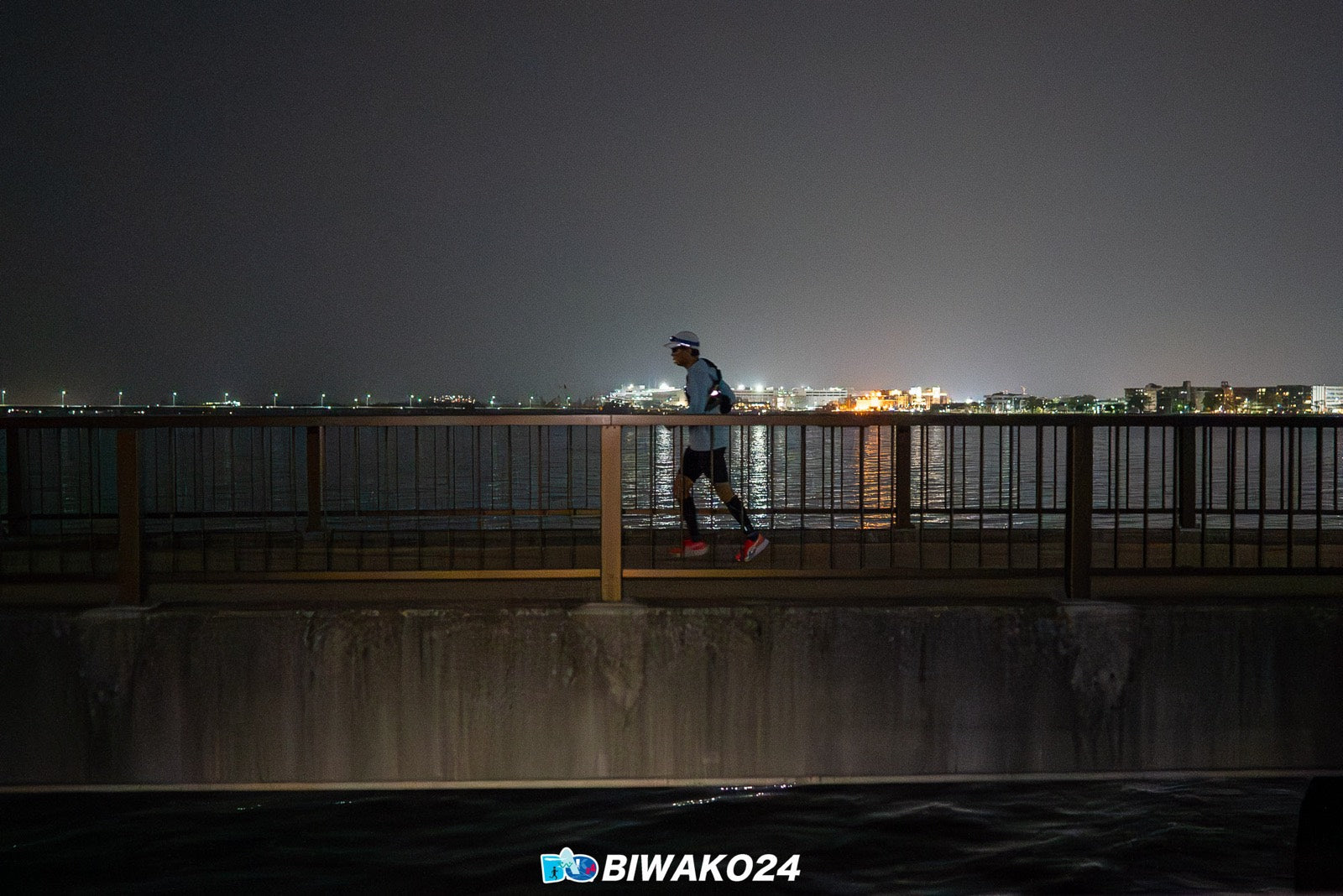 夜の橋を走る