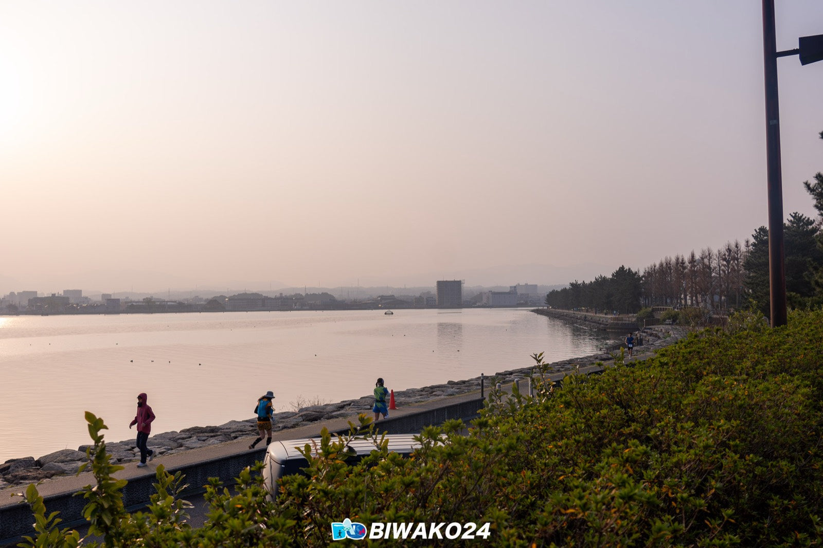 朝の湖岸を走る